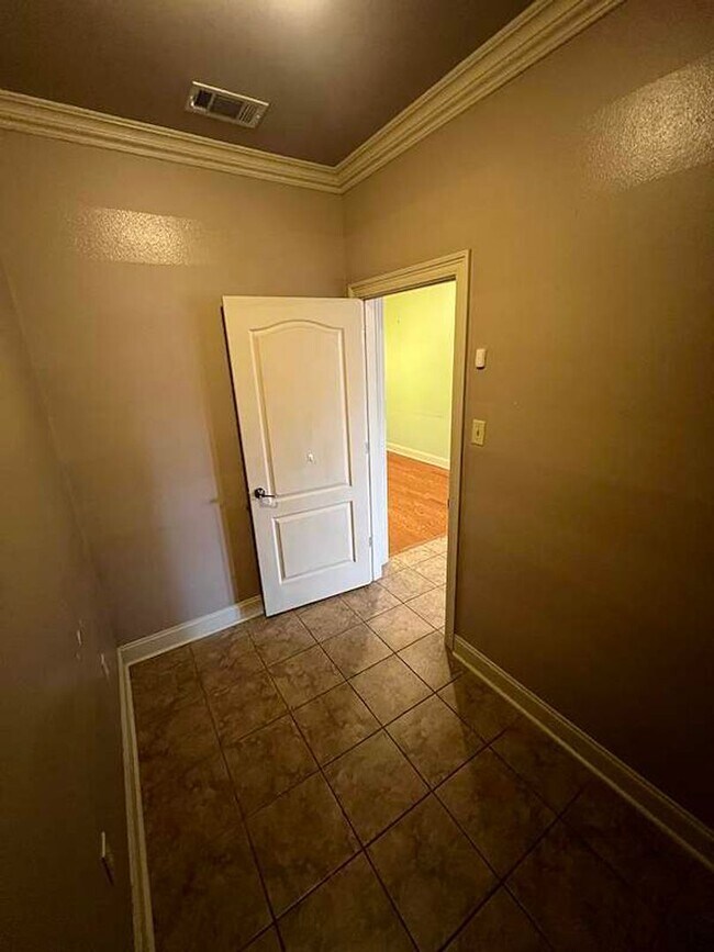 Building Photo - Beautiful 3 Bedroom Home in Established Zachary Neighborhood!