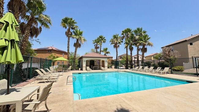 Building Photo - Lovely Home with Community Pool