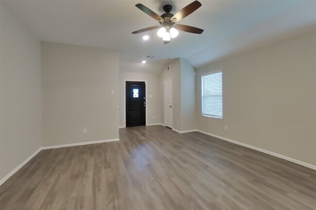 Building Photo - 210 Pine cavern dr