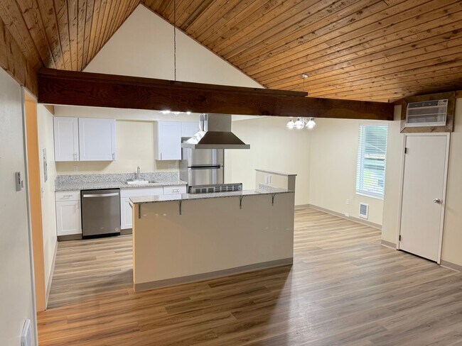 Building Photo - (946) 2780-J - Beautiful Updated 2-bedroom...