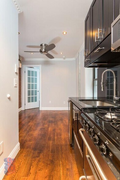 Building Photo - 314 E 106th St