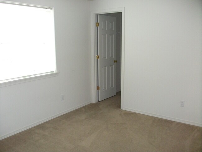 Building Photo - Large Beautiful 4 Bedroom Home w/ Loft & Upstairs Laundry Room!