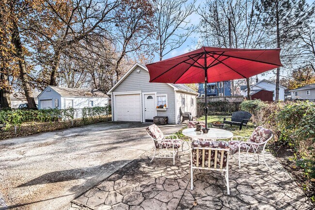 Building Photo - 3 BED 2 BATH BUNGALOW STYLE HOME IN FERNDALE ------ W. CHESTERFIELD