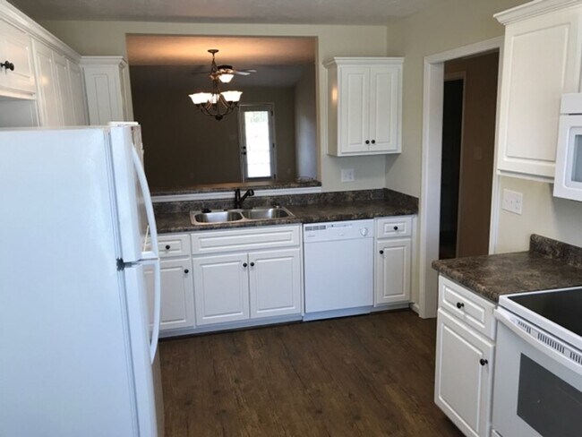 Building Photo - 155 Yucca Ct.