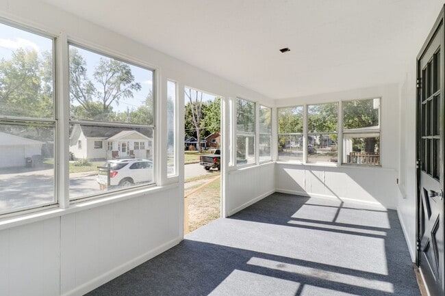 Building Photo - Renovated 2 Bedroom Home!