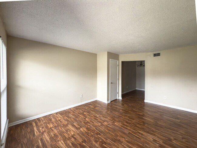 Building Photo - 2503-2503 E Morris Dr