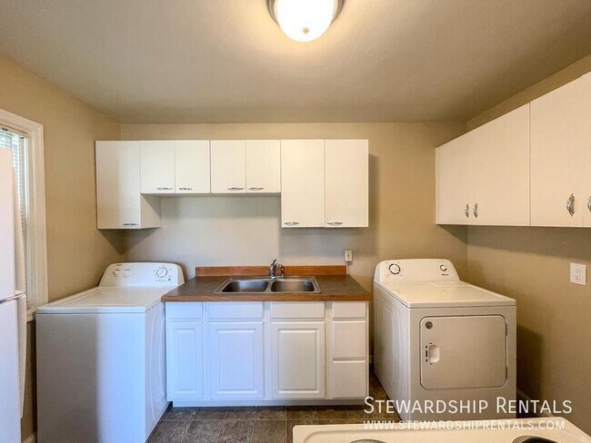 Building Photo - 2009 NW Tyler Ave