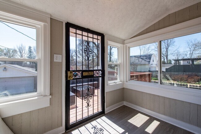 Building Photo - Charming Home in Deer Park Neighborhood