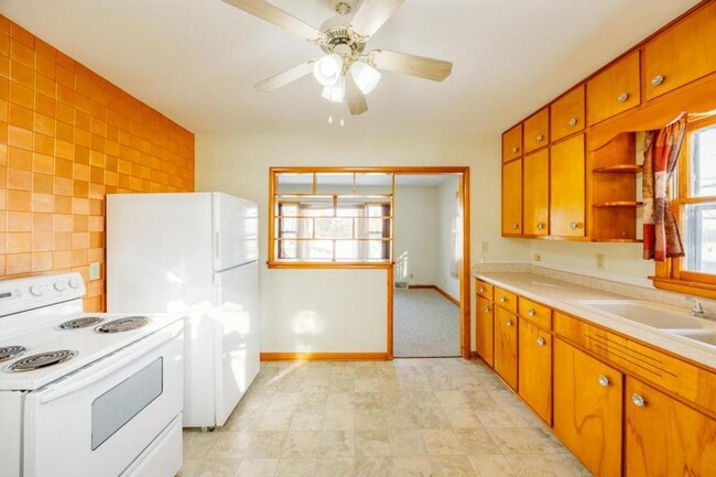 Building Photo - 212 Pine St