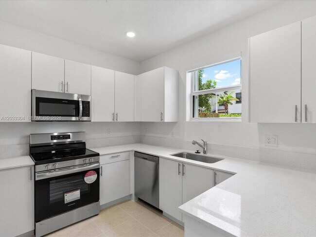 Building Photo - 106 SW 184th Ave