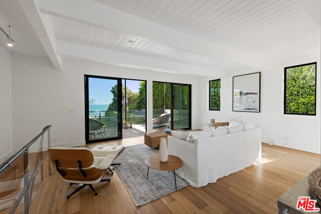 Building Photo - 28926 Cliffside Dr