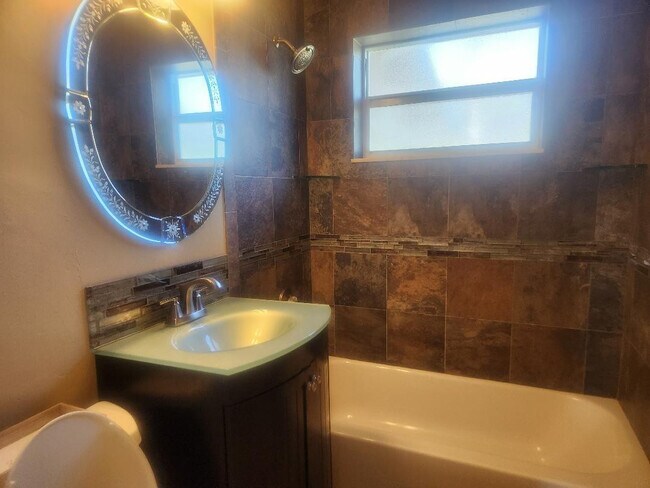 Building Photo - 1261 NE 2nd St