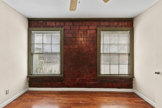Building Photo - 405 N Praire