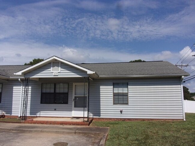 Building Photo - 2 Bedroom 1 Bath Ground Floor Apartment
