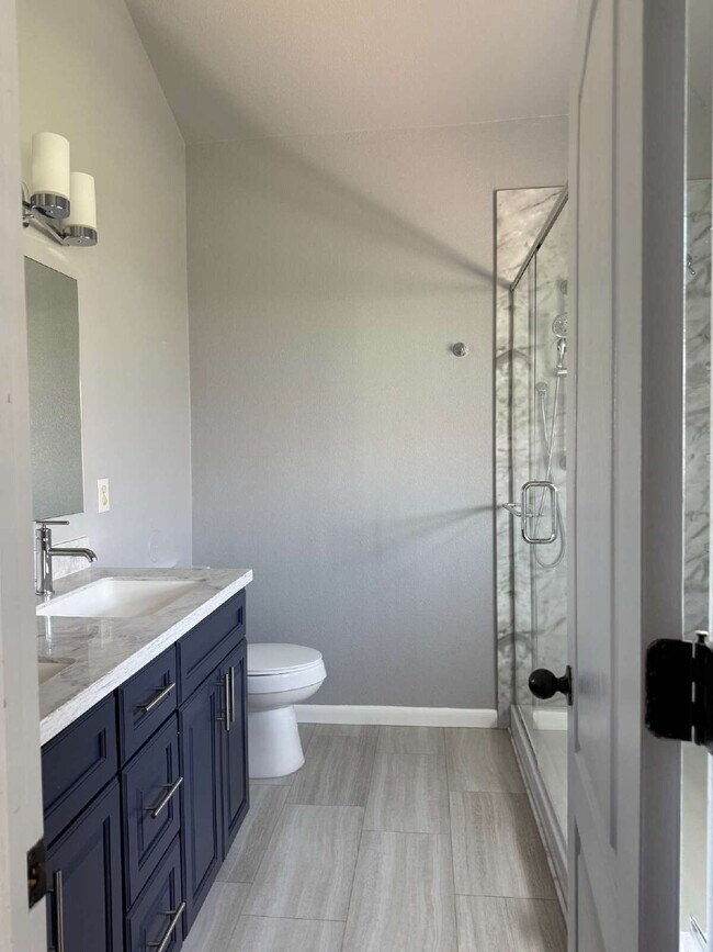 Building Photo - "Charming 3-Bedroom Retreat with 2 Full Ba...