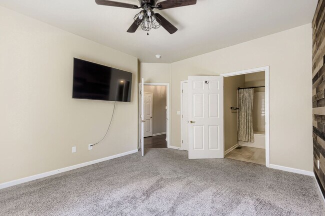 Building Photo - Charming 2 bedroom/ 2-bathroom ground floor- Great location - 1 car garage! Move in now get July ...