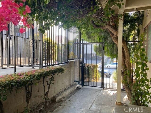 Building Photo - 208 S Mariposa Ave