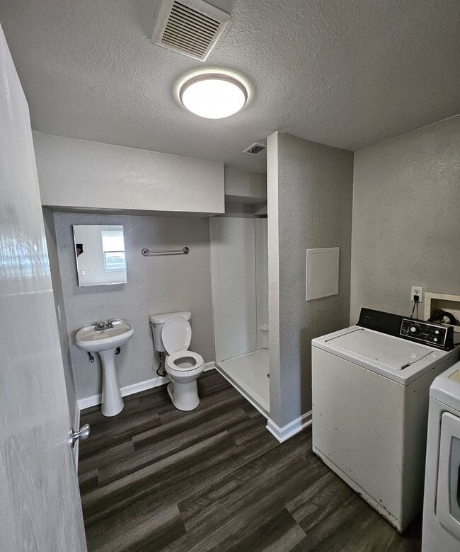 Building Photo - Modern Makeover in KCMO — Renovated, Pet-F...