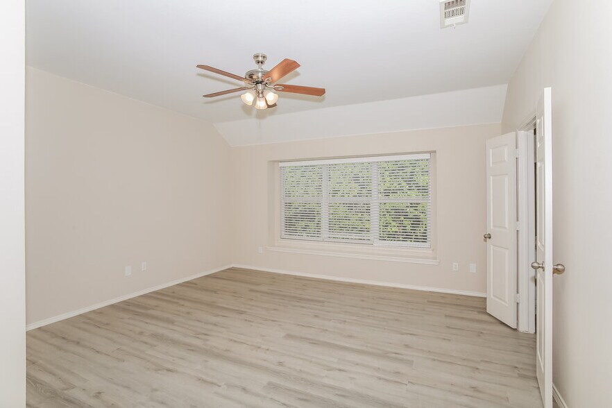 Building Photo - 240 Creekview Dr