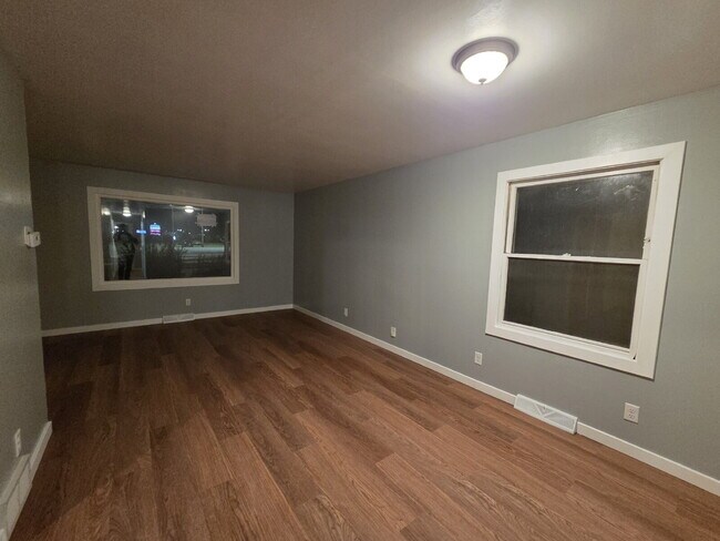 Building Photo - Cosmetically refreshed 3 Bedroom Lower Centrally located near State Fair!