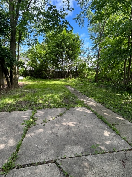 Building Photo - 338 W 17th St