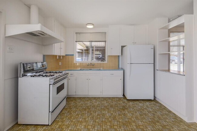 Building Photo - 1515 Corona Dr