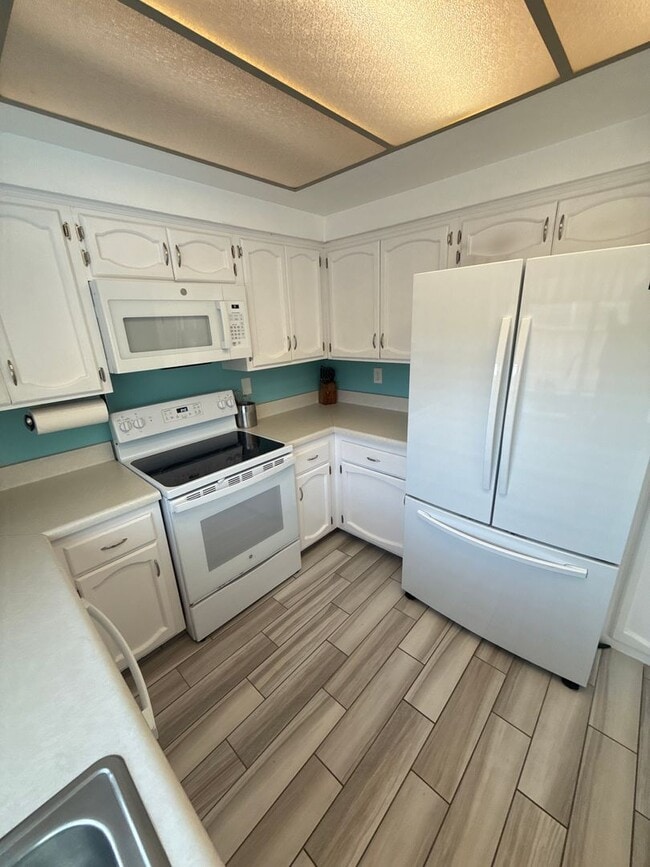 Building Photo - 2BR / 2.5BA Townhome in Prime Solana Beach...