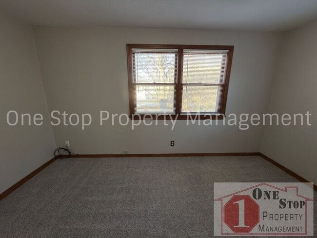 Building Photo - Amazing 3 Bedroom, 1.5 Bathroom in Raytown!