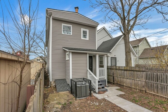 Building Photo - 112 S Cypress Ave