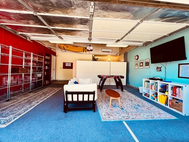 Building Photo - Beautiful 4 bedroom 2 bath House, with man...