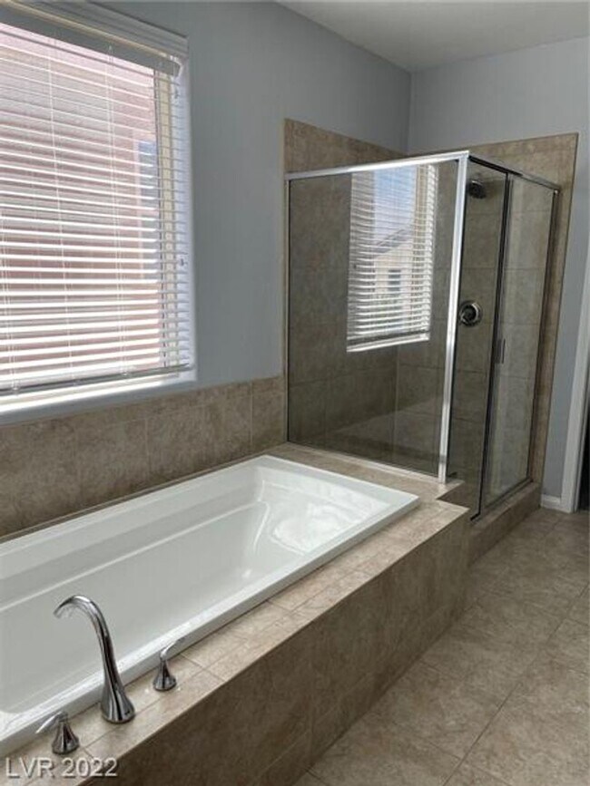 Building Photo - BEAUTIFUL 5 BEDROOM HOME IN RHODES RANCH GOLF COURSE GUARD GATED COMMUNITY!!!