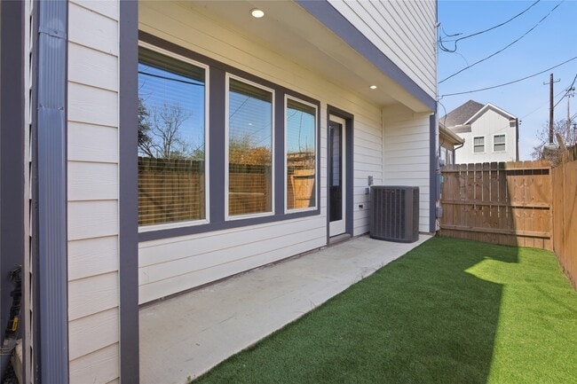 Building Photo - 6728 Parker Grv Ln