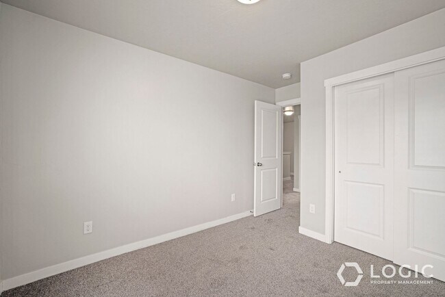 Building Photo - 1733 W 10 S