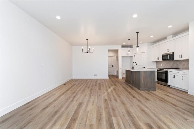 Building Photo - Brand New 3 Bed 2.5 Bath Townhouse With Many Amenities