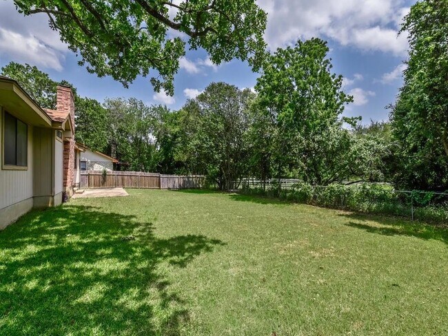 Building Photo - 506 Lakeway Dr