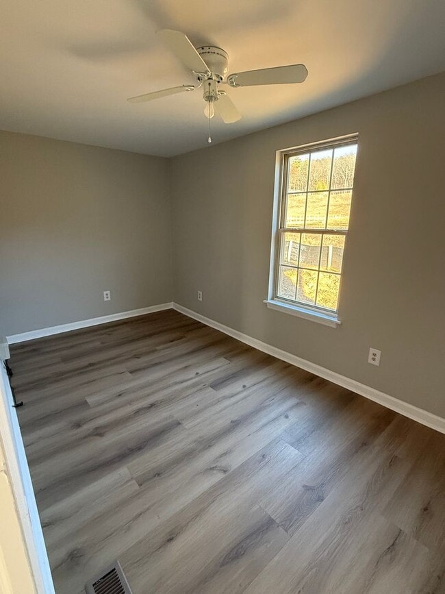 Building Photo - Updated 2 Bedroom, 1 Bathroom Rental with Bonus Room – Rossville, GA