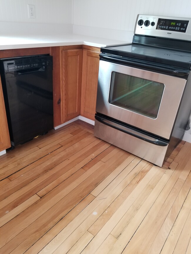 Dishwasher Stove - 111 Lake St