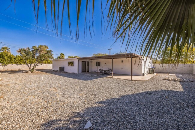 Building Photo - 3 Bed / 2 Bath Home with Two-Car Garage an...