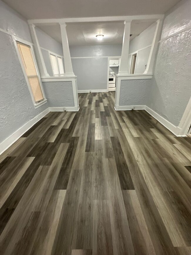 Building Photo - Fully Renovated 2/1 -Single Family Availab...