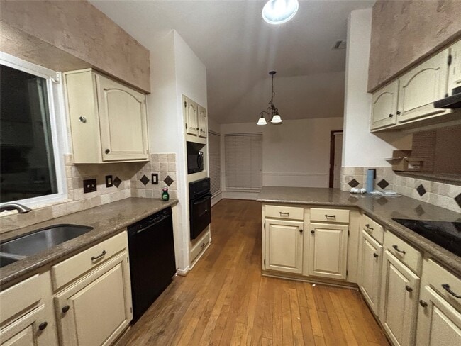 Building Photo - 15662 Pebble Lake Dr