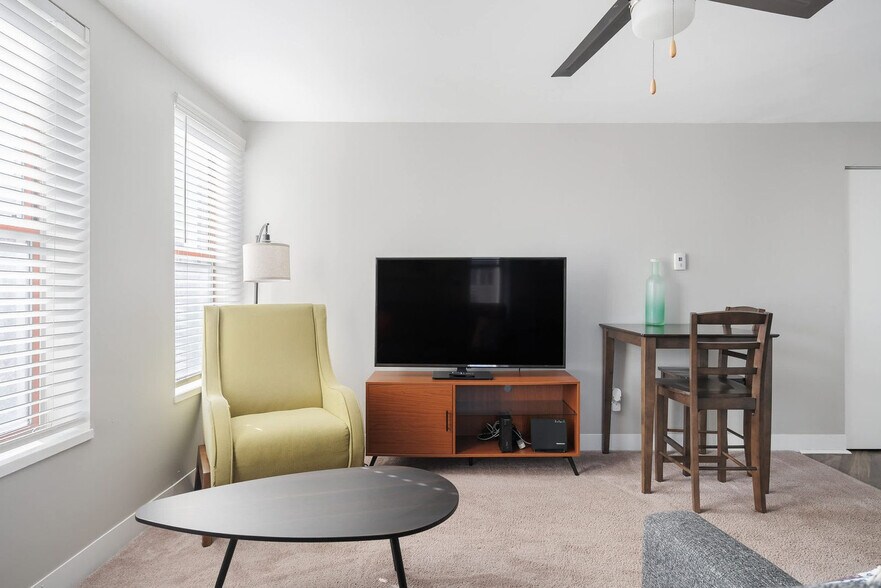 Building Photo - 615 N East St