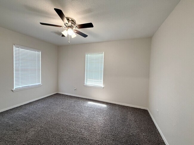 Building Photo - Adorable 3/1/1 Home on Giant Lot in Lake J...
