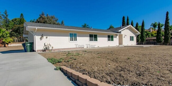 Building Photo - Charming Single Family Home in Vista! 3 beds, 2 baths- additional bonus room with kitchen and pri...