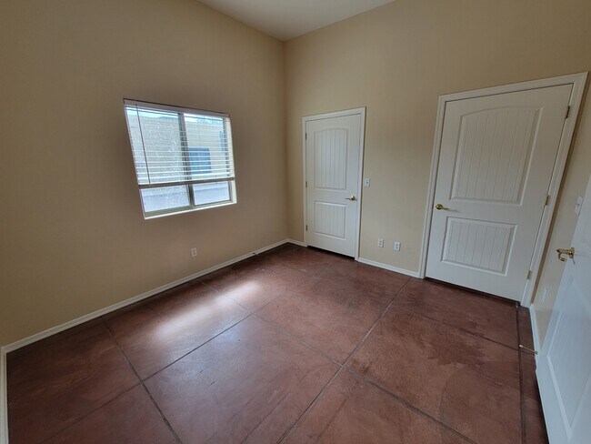 Building Photo - 3331 E Bermuda St