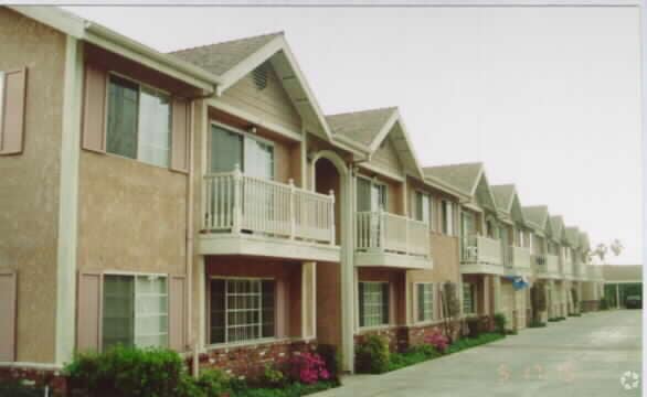 Primary Photo - Raintree Apartments