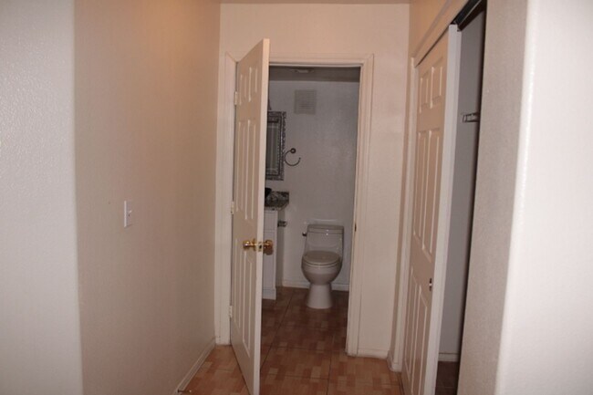 Building Photo - Nice 1000 SF Townhouse for rent in gated c...
