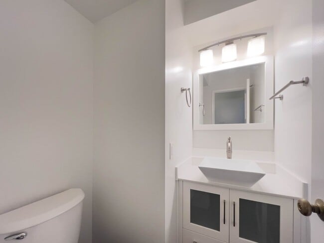 Building Photo - Stunning 2 BR Santa Monica Duplex with Views!