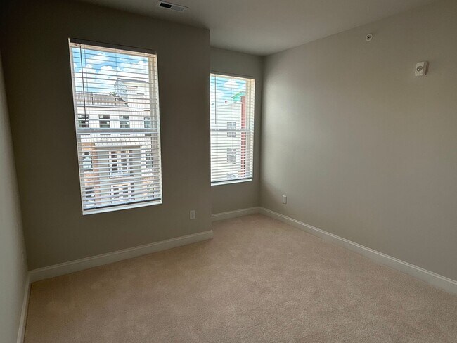 Building Photo - Luxury Condo in Raleigh - 3 beds|2.5 baths...