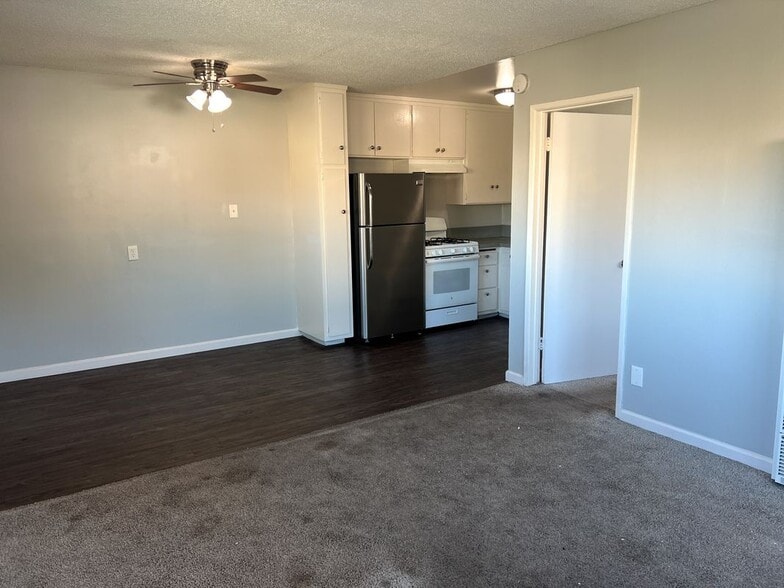 Building Photo - 2000 Carnegie Ln