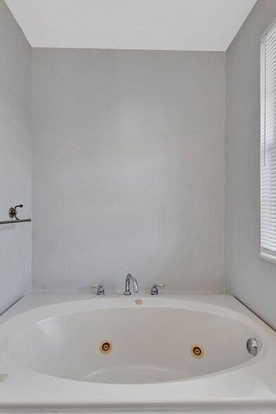 Building Photo - 3401 Shakertown Rd